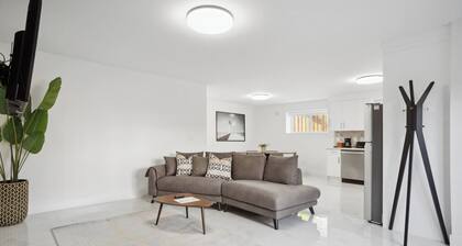 Bright Modern 2BR/2BA Family-Friendly Luxury Stay | Close to SFU and Brentwood