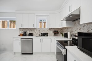 Een koelkast, een microgolfoven, een vaatwasser