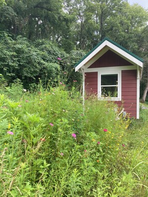 Property grounds - The Tiny Carriage House, Peaceful, Minutes from Valleyview Wedding Venue (Newport)