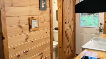 Ducha, secador de pelo, toallas, jabón