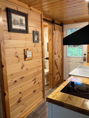 Shower, hair dryer, towels, soap - Charming NEW Tiny Home, Private Setting, 2 Minutes from Valleyview Venue (Newport)