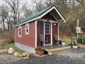 Exterior - Charming NEW Tiny Home, Private Setting, 2 Minutes from Valleyview Venue (Newport)