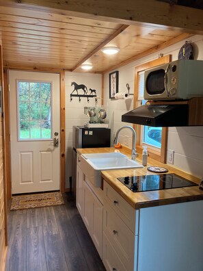 Fridge, microwave, stovetop, coffee/tea maker - Charming NEW Tiny Home, Private Setting, 2 Minutes from Valleyview Venue (Newport)