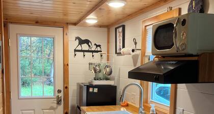 The Tiny Carriage House, Peaceful, Minutes from Valleyview Wedding Venue