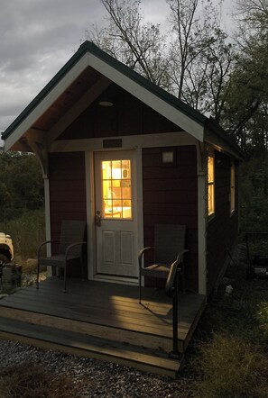 Exterior - The Tiny Carriage House, Peaceful, Minutes from Valleyview Wedding Venue (Newport)