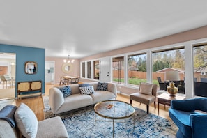 Télévision, cheminée, table de tennis de table, livres