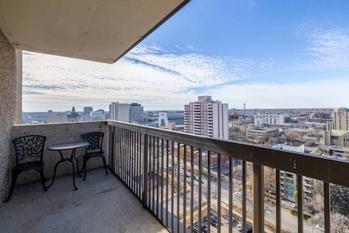 Chic 2-bedroom apartment with fitness room and AC in vibrant Saskatoon
