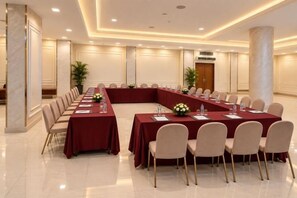 A conference room with a long table, chairs, and a large pillar. - Gloria Aqua Park (Aswan)