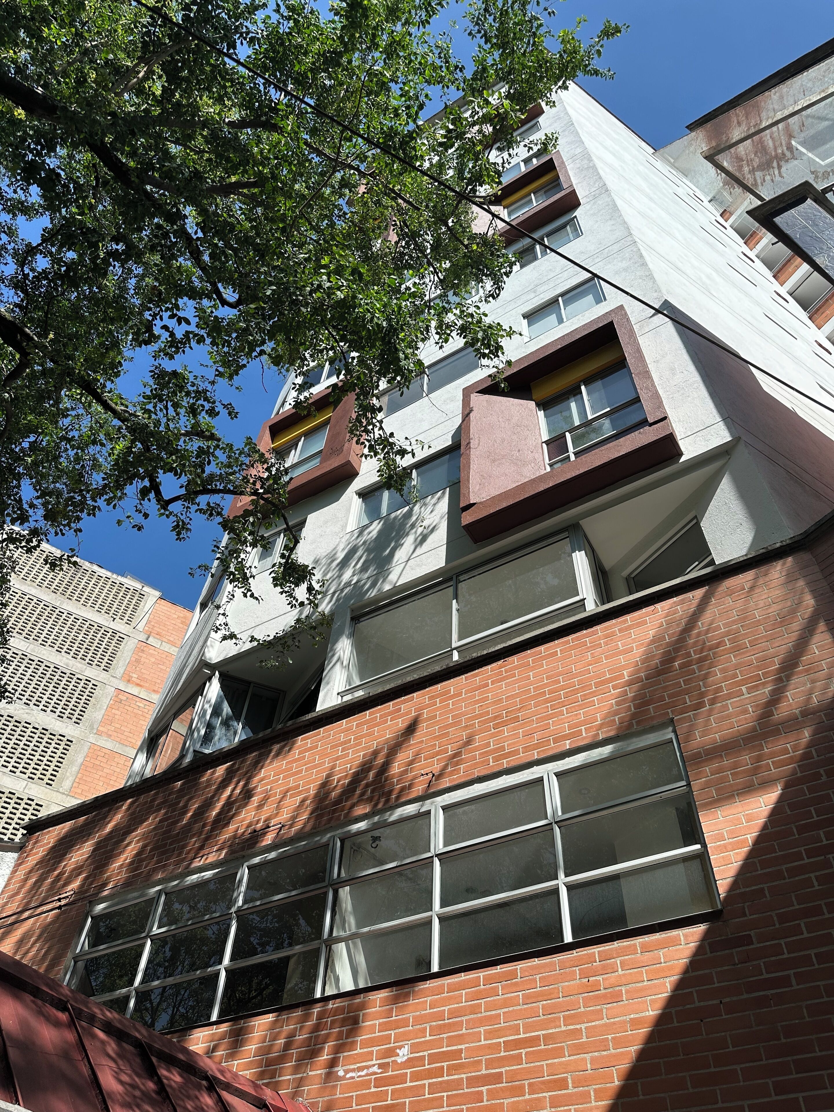 Vista frontal de la propiedad