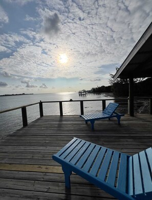 Terrace/patio - Royal Palm Hacienda Beach front home with private dock on Treasure Beach Utila (Utila)