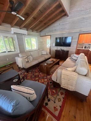 Living area - Luxury Beach House on secluded Treasure Beach Isla de Utila (Utila)