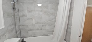 Deluxe Apartment, 2 Bedrooms, Private Bathroom, Courtyard View | Bathroom | Towels