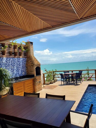 Tudo começa com o som do mar.