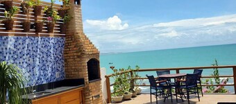 Tudo começa com o som do mar.