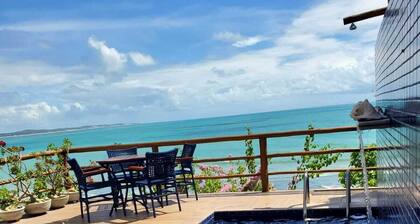 Tudo começa com o som do mar.