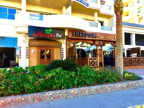 A building with a 'Havana Pub' and 'FREEDOM Coffee & More' on the ground floor. - Florenze Khamsin Hurghada J-113 (Hurghada)