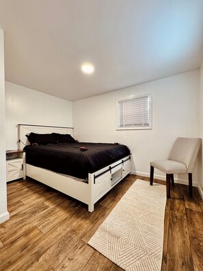 1 bedroom, WiFi, bed sheets - Rope & Romance: A Naughty Nook (Lenoir)