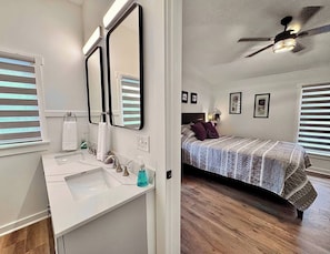 Skrivebord, strykejern/-brett, wi-fi og sengetøy