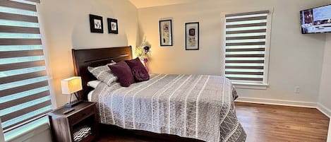 Escritorio, tabla de planchar con plancha, wifi gratis y ropa de cama