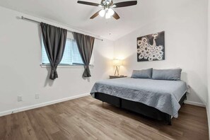 1 bedroom, WiFi, bed sheets - Modern King Suite - Easy Checkin (Austin)
