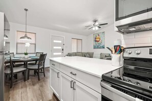 Stovetop, dishwasher, coffee/tea maker, cookware/dishes/utensils - Modern King Suite - Easy Checkin (Austin)