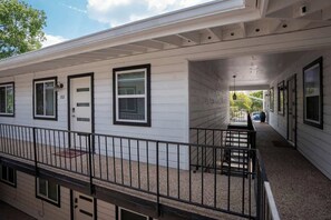 Exterior - Modern King Suite - Easy Checkin (Austin)