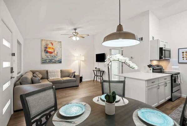 TV, offices - Modern King Suite - Easy Checkin (Austin)