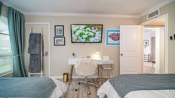 Een strijkplank/strijkijzer, wifi, beddengoed