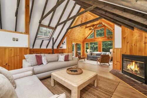 Ski & Lake Retreat With Hot Tub