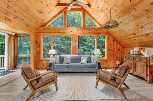 Ski & Lake Retreat With Hot Tub