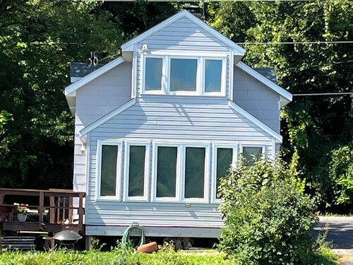 Hunters Welcome Charming 2-bedroom cottage on Long Lake in Dundee. WI