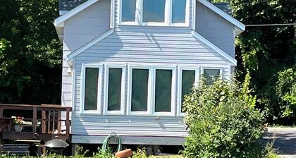 Hunters Welcome Charming 2-bedroom cottage on Long Lake in Dundee. WI