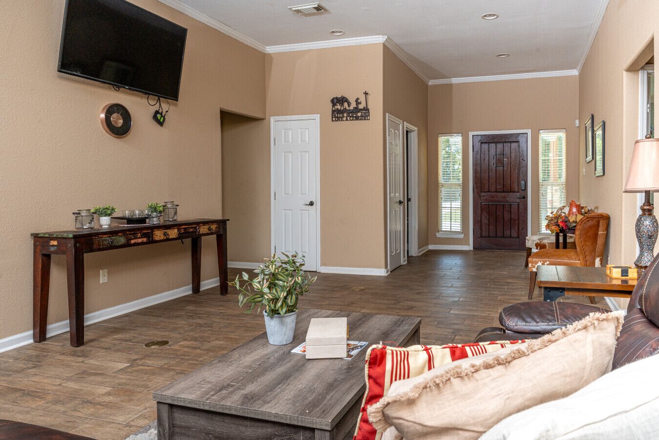 Een televisie en een open haard