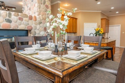 Cozy Texas Getaway w/ Fireplace Near Lakes