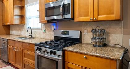 Cozy Texas Getaway w/ Fireplace Near Lakes