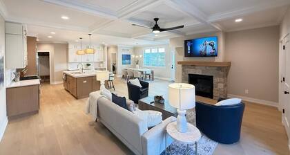 NEW Spacious 3-bedroom condo with in Fontana-on-Geneva Lake.