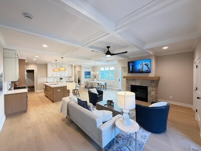 NEW Spacious 3-bedroom condo with in Fontana-on-Geneva Lake.