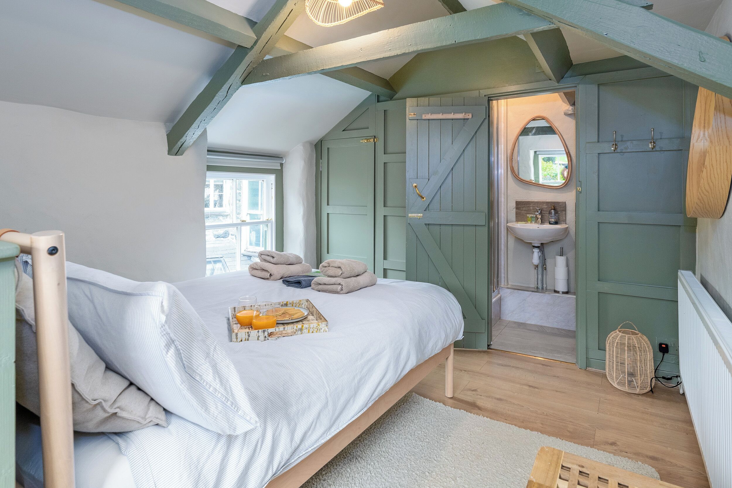 1 dormitorio, tabla de planchar con plancha, wifi y ropa de cama