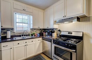 Four à micro-ondes, un four, surface de cuisson, lave-vaisselle