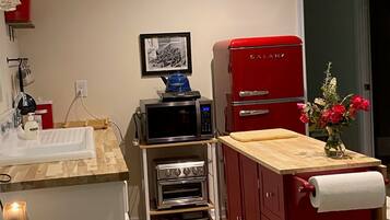 Réfrigérateur, four à micro-ondes, lave-vaisselle, cafetière-théière