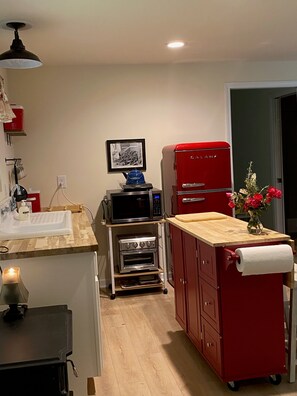 Kjøleskap, mikrobølgeovn, oppvaskmaskin og kaffetrakter/tekoker