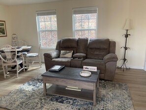 TV, books, stereo - Charming Demorest Cottage - Dog Friendly! (Demorest)