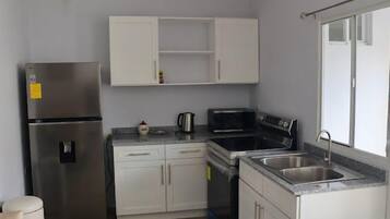 Een koelkast, een magnetron, een oven, een koffiezetapparaat/waterkoker