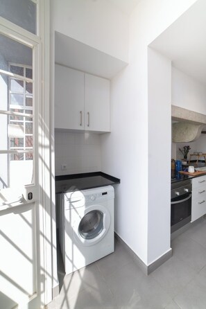 Frigorífico, microondas, horno y placa de cocina