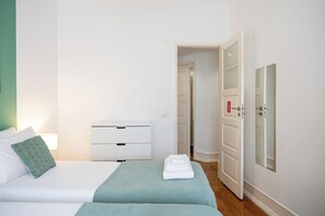 4 quartos, ferros/tábuas de passar roupa, berço de viagem