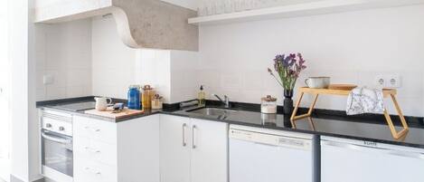 Frigorífico, microondas, horno y placa de cocina