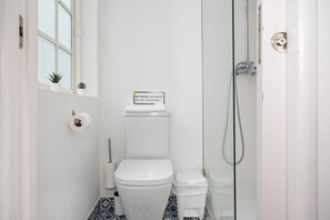 Secador de cabelo, toalhas de banho, sabonete, shampoo