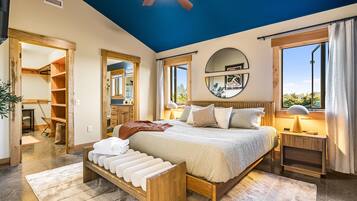 2 slaapkamers, een bureau, een strijkplank/strijkijzer, reisbedje