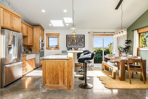 Jääkaappi, mikroaaltouuni, uuni, liesi