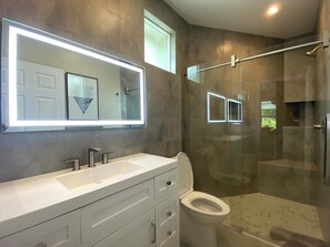 Secadora de cabello, toallas, jabón, papel de baño 